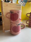 Le Mug rose avec motifs de pommes en grès. Coffee mug for the cottage.