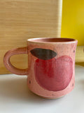 Le Mug rose avec motifs de pommes en grès. Coffee mug for the cottage.