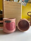 Le Mug rose avec motifs de pommes en grès. Coffee mug for the cottage.