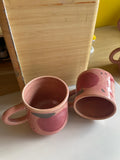 Le Mug rose avec motifs de pommes en grès. Coffee mug for the cottage.