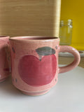 Le Mug rose avec motifs de pommes en grès. Coffee mug for the cottage.