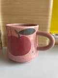 Le Mug rose avec motifs de pommes en grès. Coffee mug for the cottage.
