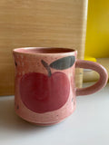 Le Mug rose avec motifs de pommes en grès. Coffee mug for the cottage.