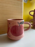 Le Mug rose avec motifs de pommes en grès. Coffee mug for the cottage.