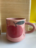 Le Mug rose avec motifs de pommes en grès. Coffee mug for the cottage.