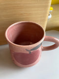 Le Mug rose avec motifs de pommes en grès. Coffee mug for the cottage.