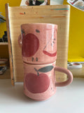 Le Mug rose avec motifs de pommes en grès. Coffee mug for the cottage.