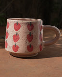 Le Mug rose avec motifs de fraises en grès. Coffee mug for the cottage.