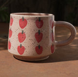 Le Mug rose avec motifs de fraises en grès. Coffee mug for the cottage.