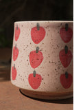 Le Mug rose avec motifs de fraises en grès. Coffee mug for the cottage.