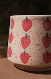 Le Mug rose avec motifs de fraises en grès. Coffee mug for the cottage.
