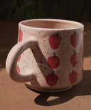 Le Mug rose avec motifs de fraises en grès. Coffee mug for the cottage.