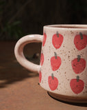 Le Mug rose avec motifs de fraises en grès. Coffee mug for the cottage.