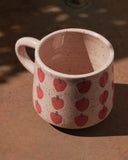 Le Mug rose avec motifs de fraises en grès. Coffee mug for the cottage.
