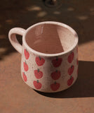 Le Mug rose avec motifs de fraises en grès. Coffee mug for the cottage.