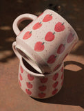 Le Mug rose avec motifs de fraises en grès. Coffee mug for the cottage.