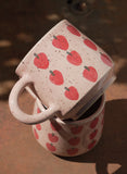 Le Mug rose avec motifs de fraises en grès. Coffee mug for the cottage.