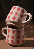Le Mug rose avec motifs de fraises en grès. Coffee mug for the cottage.