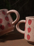 Le Mug rose avec motifs de fraises en grès. Coffee mug for the cottage.