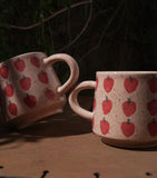 Le Mug rose avec motifs de fraises en grès. Coffee mug for the cottage.