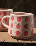 Le Mug rose avec motifs de fraises en grès. Coffee mug for the cottage.