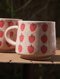 Le Mug rose avec motifs de fraises en grès. Coffee mug for the cottage.