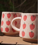 Le Mug rose avec motifs de fraises en grès. Coffee mug for the cottage.