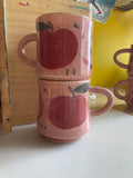 Le Mug rose avec motifs de pommes en grès. Coffee mug for the cottage.