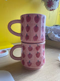 Le Mug rose avec motifs de fraises en grès. Coffee mug for the cottage.