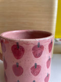 Le Mug rose avec motifs de fraises en grès. Coffee mug for the cottage.