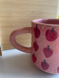 Le Mug rose avec motifs de fraises en grès. Coffee mug for the cottage.