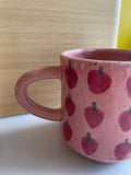 Le Mug rose avec motifs de fraises en grès. Coffee mug for the cottage.