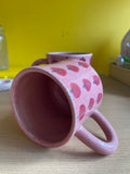 Le Mug rose avec motifs de fraises en grès. Coffee mug for the cottage.