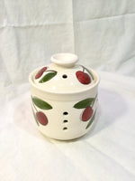 Pot à ail, motif cerises.Garlic cellar handmade pottery with a red cherry design hand painted