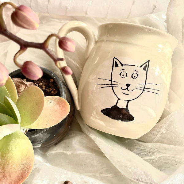 Le mug chat chat chat de porcelaine tournée à la main, prêt à
