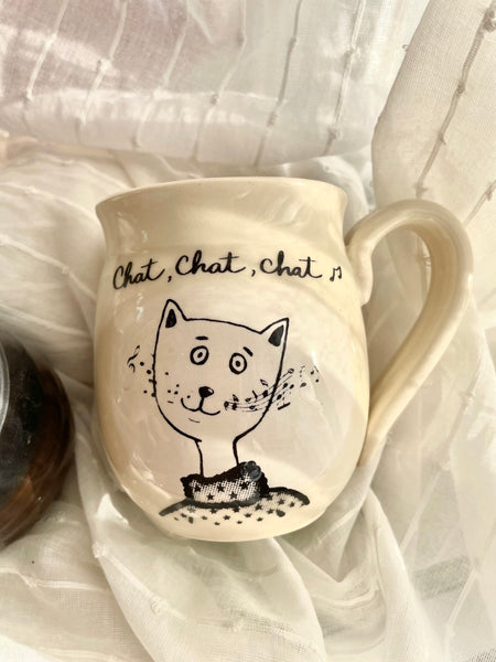 Le mug chat chat chat de porcelaine tournée à la main, prêt à livrer