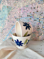 Bol à café avec fleurs bleues .Cafe au lait with blue flowers
