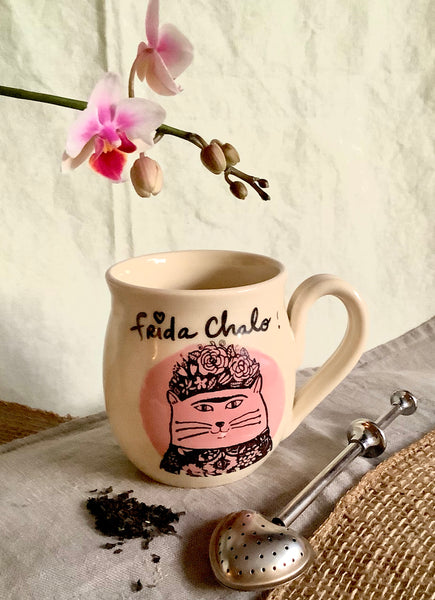 Mug with a drawing of a cat inspired by the famous female painter Frida Kahlo