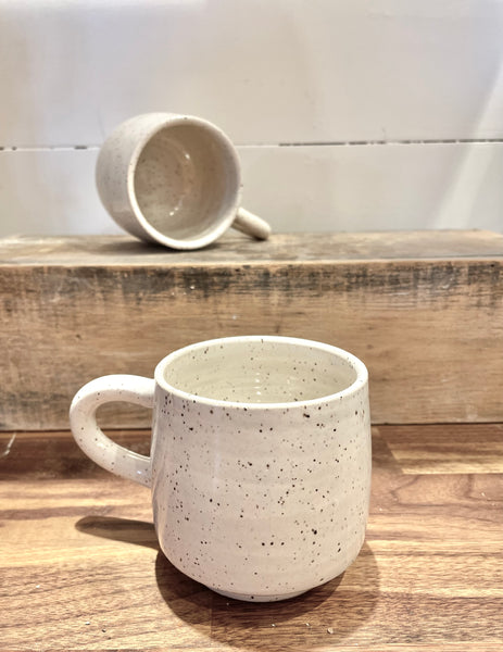 Le Mug rustique blanc en grès. Coffee mug for the cottage.