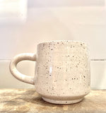 Le Mug rustique blanc en grès. Coffee mug for the cottage.