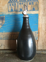 Bouteille d’huile ou vinaigre noire Collection Kuro tōki. The Black Oil  or Vinegar Bottle