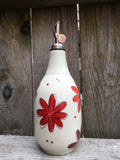 Bouteille d’huile ou de vinaigre avec motifs de fleurs rouges.The Oil or vinegar Bottle with hand painted red flower patterns.