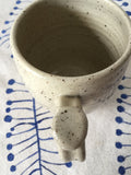 Mug en grès beige fabriqué à la main, prêt à livrer, ready to ship