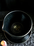 Bol à vinaigrette avec gratte ail intégré noir. 黒陶器 Collection Kuro tōki. Garlic grater, Salad dressing dish with spout.