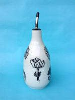 Bouteille d’huile ou de vinaigre avec motif fleurs noires.The Oil  or Vinegar white Bottle with flower patterns, with or without inscription