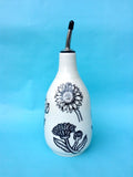 Bouteille d’huile ou de vinaigre avec motif fleurs noires.The Oil  or Vinegar white Bottle with flower patterns, with or without inscription