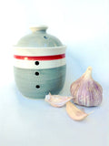 Pot à ail avec motif bas de laine.Funny Garlic cellar, with a wool sock pattern, wheel trowned pottery, handpainted ceramic.