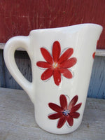 Bouteille d’huile ou de vinaigre avec motifs de fleurs rouges.The Oil or vinegar Bottle with hand painted red flower patterns.