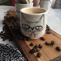 Tasse espresso avec chat grognon.Espresso cup with a grumpy cat and «Miaou» on the other side