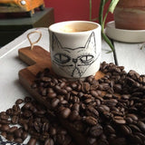Tasse espresso avec chat grognon.Espresso cup with a grumpy cat and «Miaou» on the other side